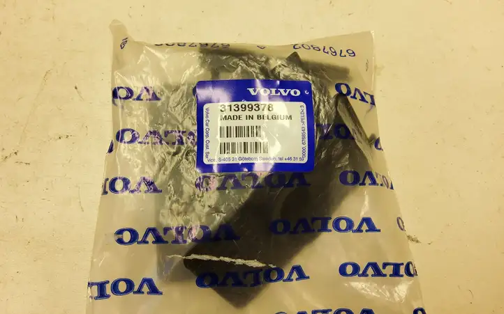 Volvo XC60 (2017 - ) 31399378 Кронштейн заднего датчика парковки — фото 1