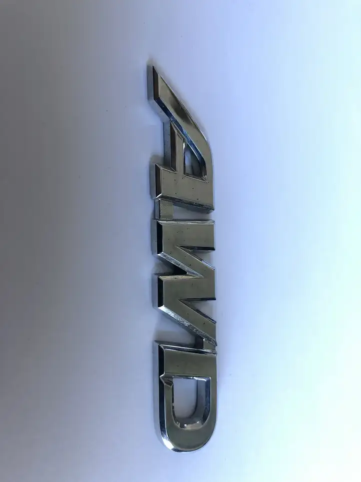 Toyota RAV 4 (XA40) (2012 - 2018) Эмблема производителя — фото 1
