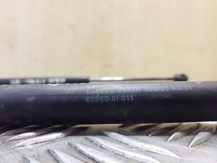 Toyota Corolla Verso AR10 (2004 - 2009) 689600F011 Амортизатор крышки багажника — фото 2