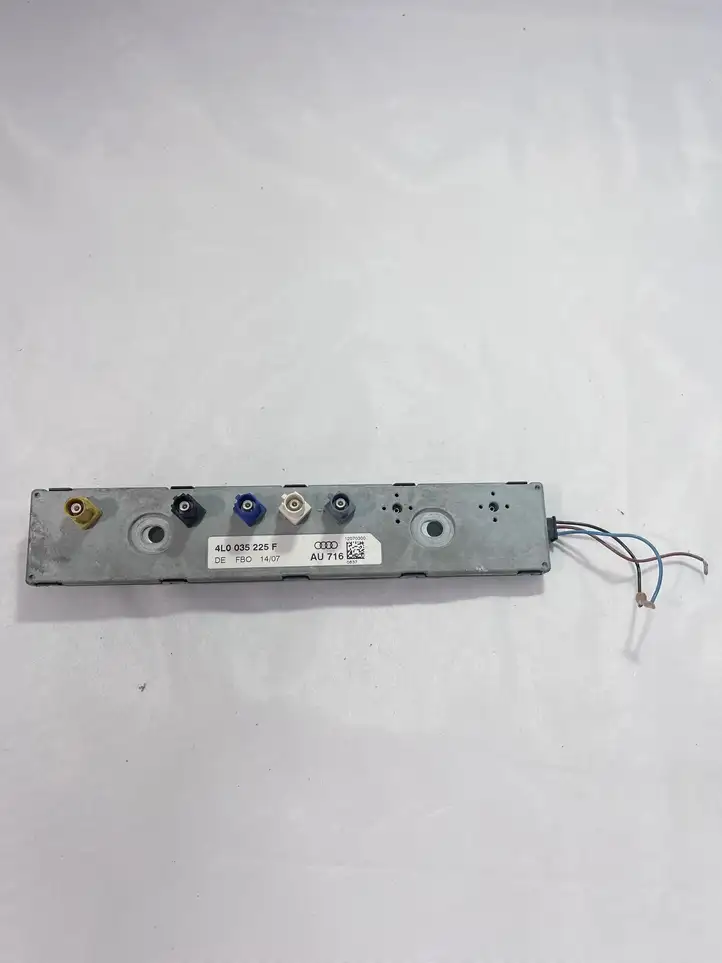 Audi Q7 4L (2005 - 2009) 4L0035225F Усилитель антенны — фото 3