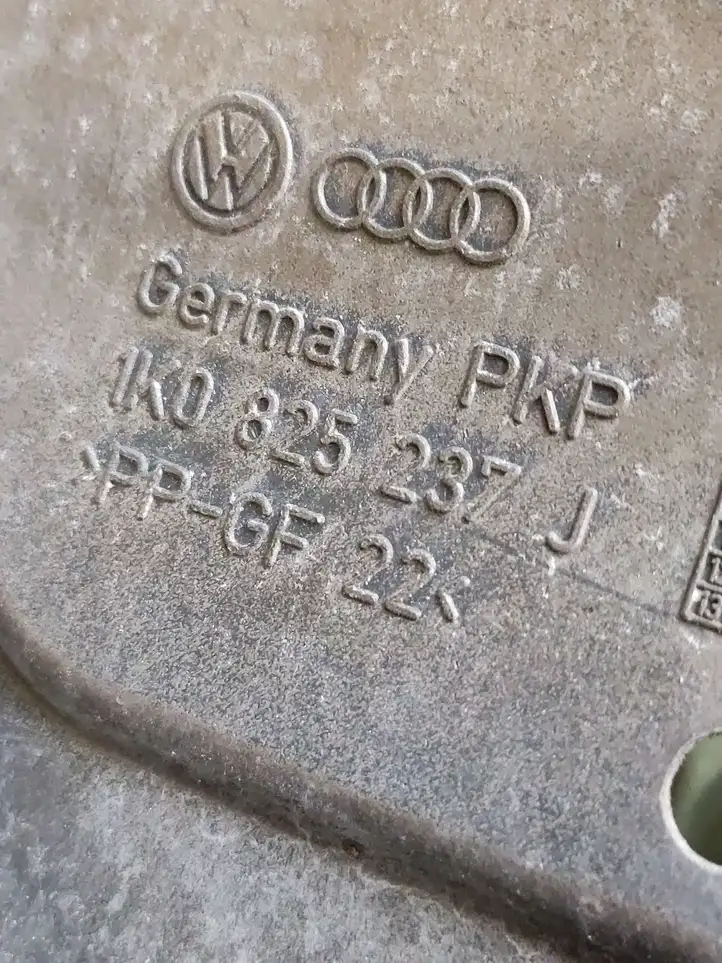 Volkswagen Golf V (2003 - 2009) 1K0825237J Защита двигателя — фото 3