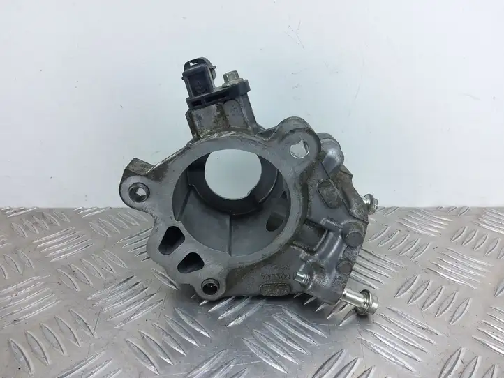 Mazda 6 (2012 - 2015) PE0118230 Кронштейн топливного насоса — фото 1