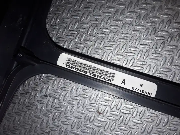 Chrysler Voyager (2004 - 2007) 05009180AA Отделка блока климат-контроля — фото 2