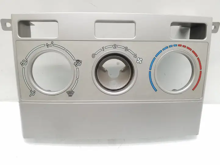 Toyota Corolla Verso AR10 (2004 - 2009) Отделка блока климат-контроля — фото 1