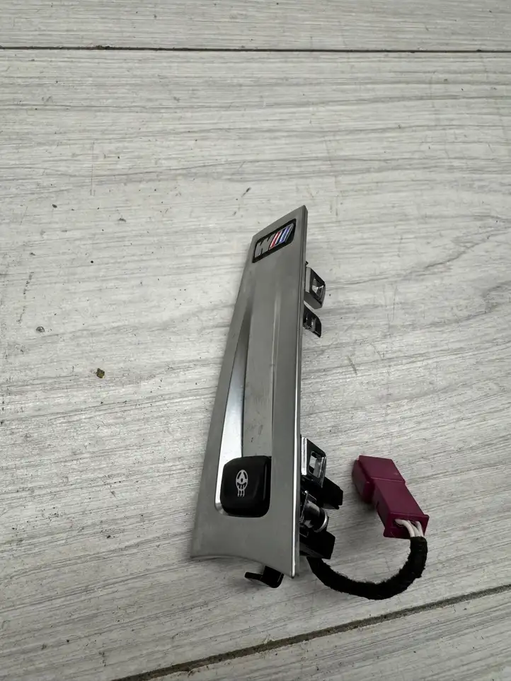 BMW 1 F40 (2019 - ) 62823353 Кнопка обогрева рулевого колеса — фото 1