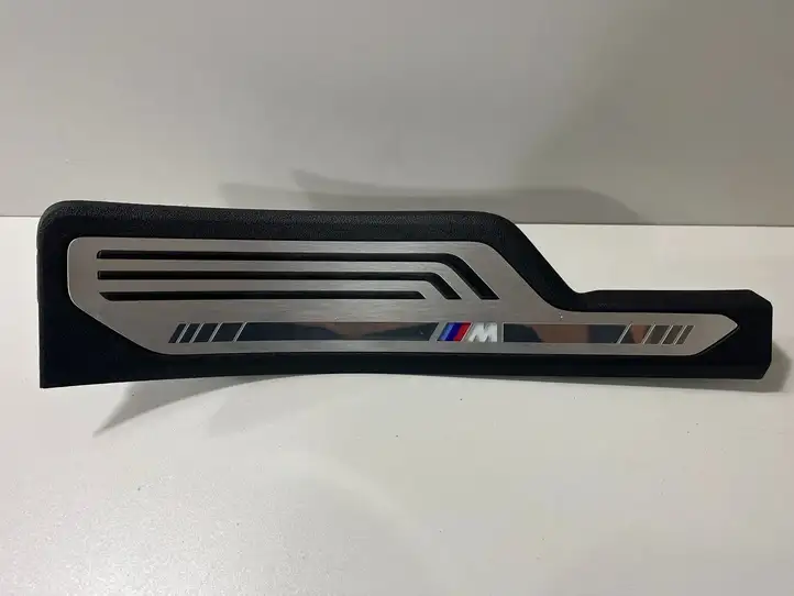 BMW X7 G07 (2018 - )  7479935 Комплект обшивки порога (внутренний)