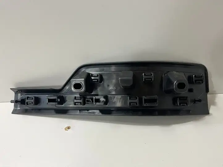 BMW X7 G07 (2018 - )  7479935 Комплект обшивки порога (внутренний)