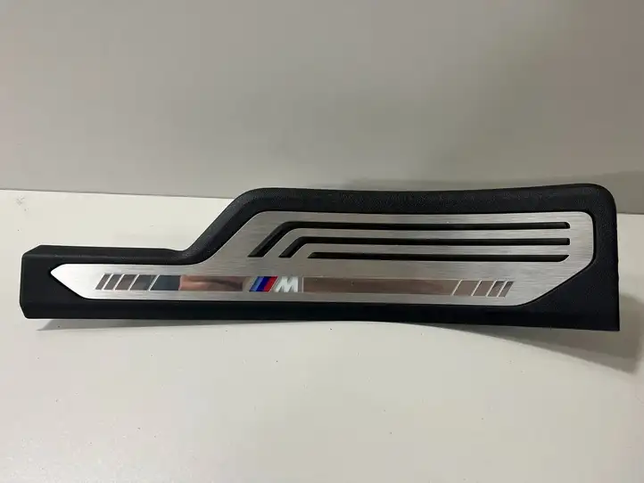 BMW X7 G07 (2018 - )  7479935 Комплект обшивки порога (внутренний)