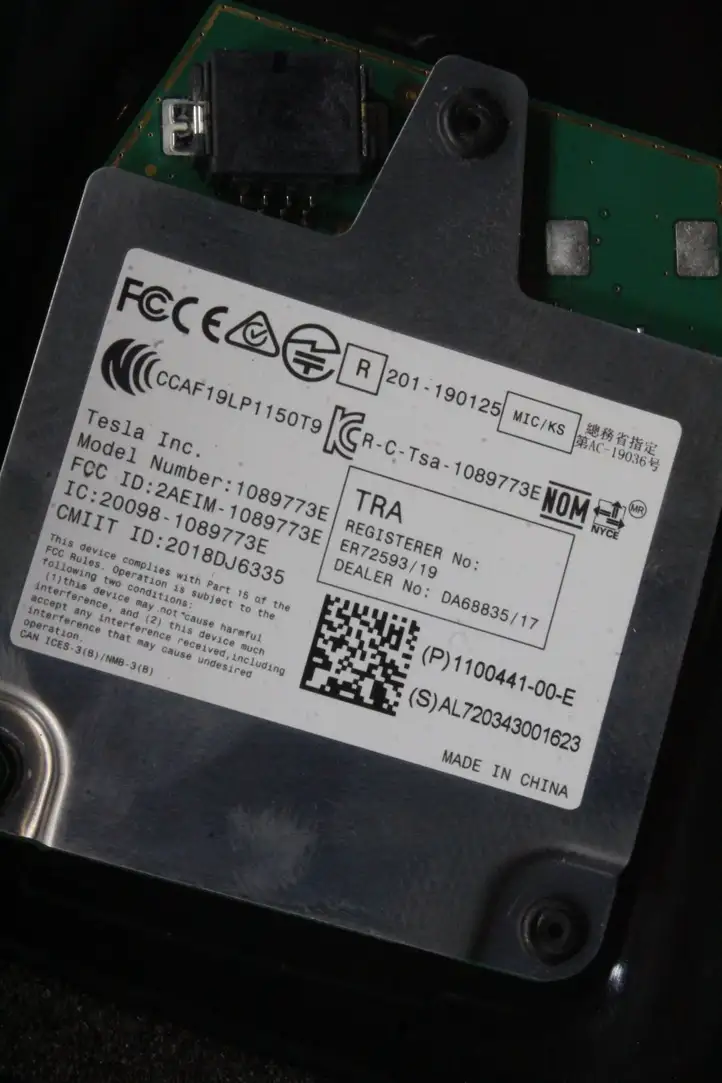 Tesla Model 3 (2017 - 2023) 110925400D Верхняя обшивка стойки B — фото 7