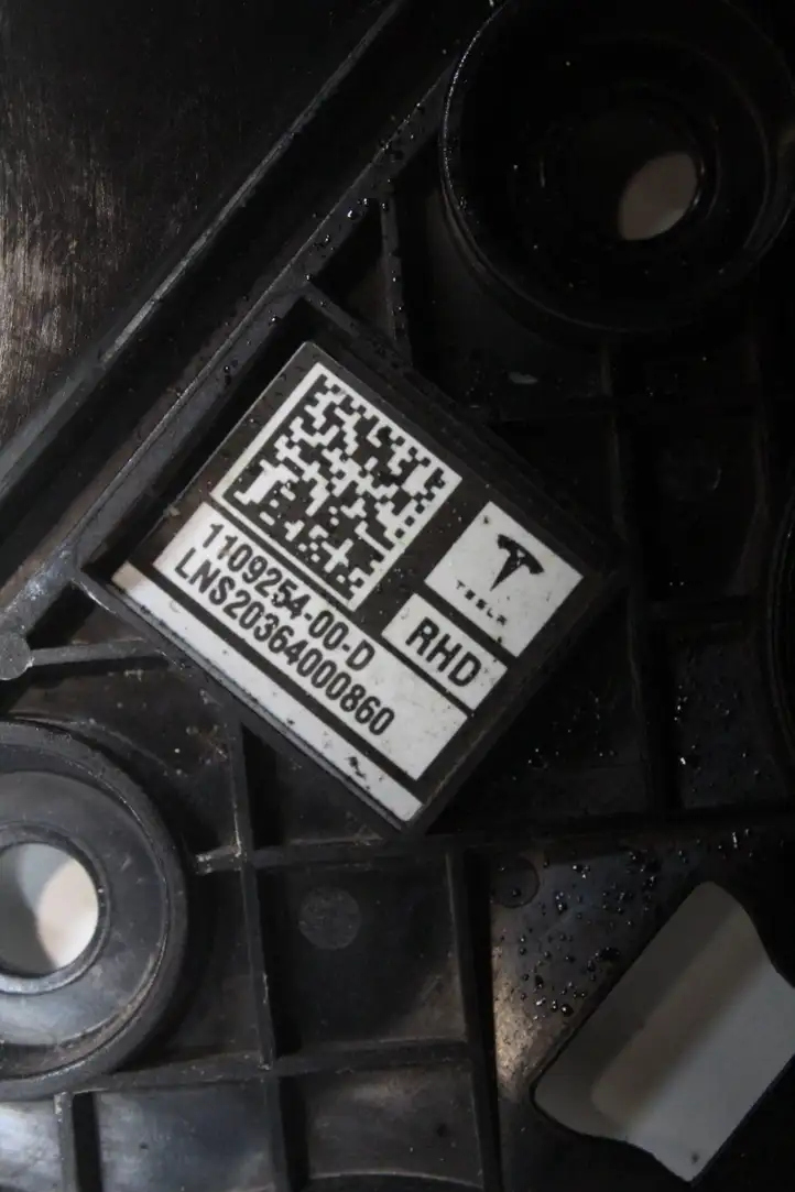 Tesla Model 3 (2017 - 2023) 110925400D Верхняя обшивка стойки B — фото 8