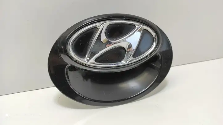 Hyundai i20 (PB PBT) (2008 - 2012) 817211J020 Эмблема производителя — фото 1