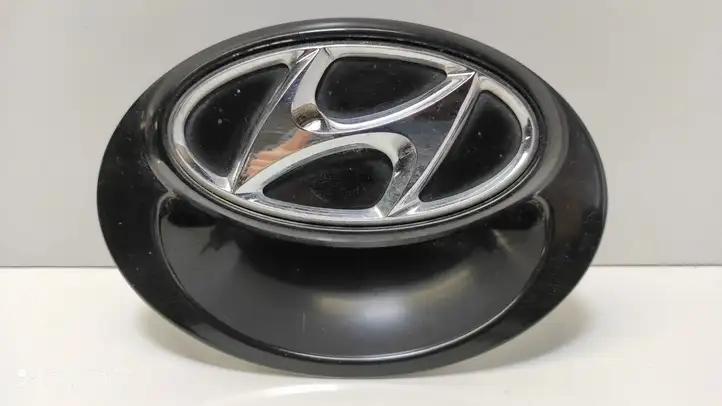 Hyundai i20 (PB PBT) (2008 - 2012) 817211J020 Эмблема производителя — фото 7