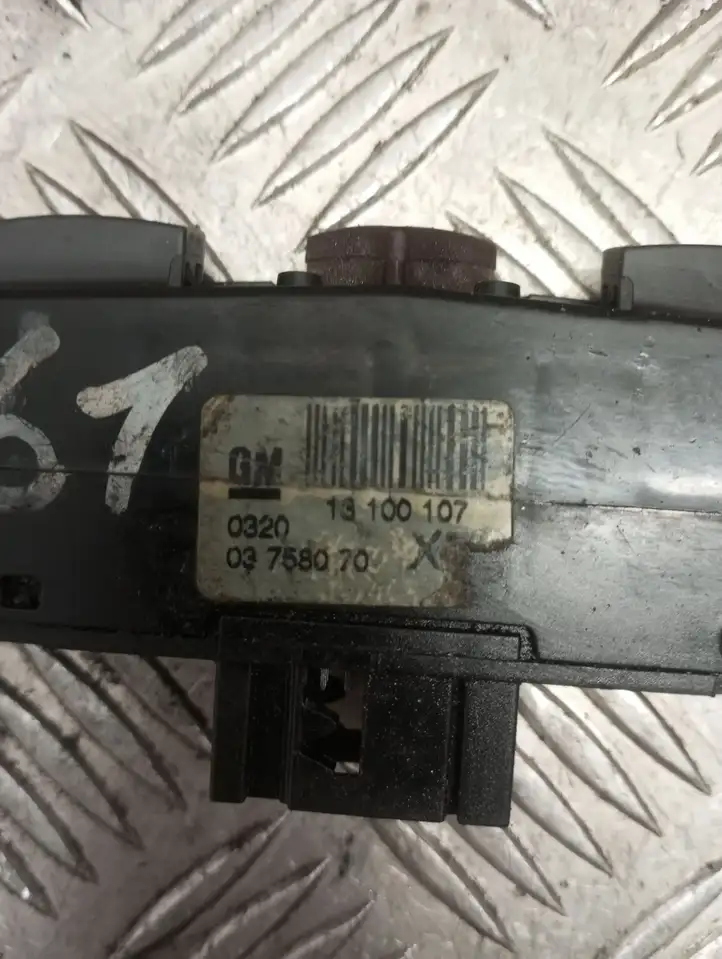 Opel Astra H (2004 - 2009) 13100107 Включатель аварийных фонарей — фото 5