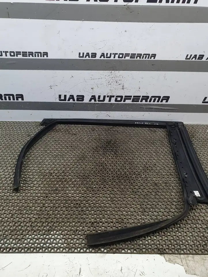 Ford Focus (2011 - 2015) BM51A254A41 Накладка стекла задней двери — фото 4