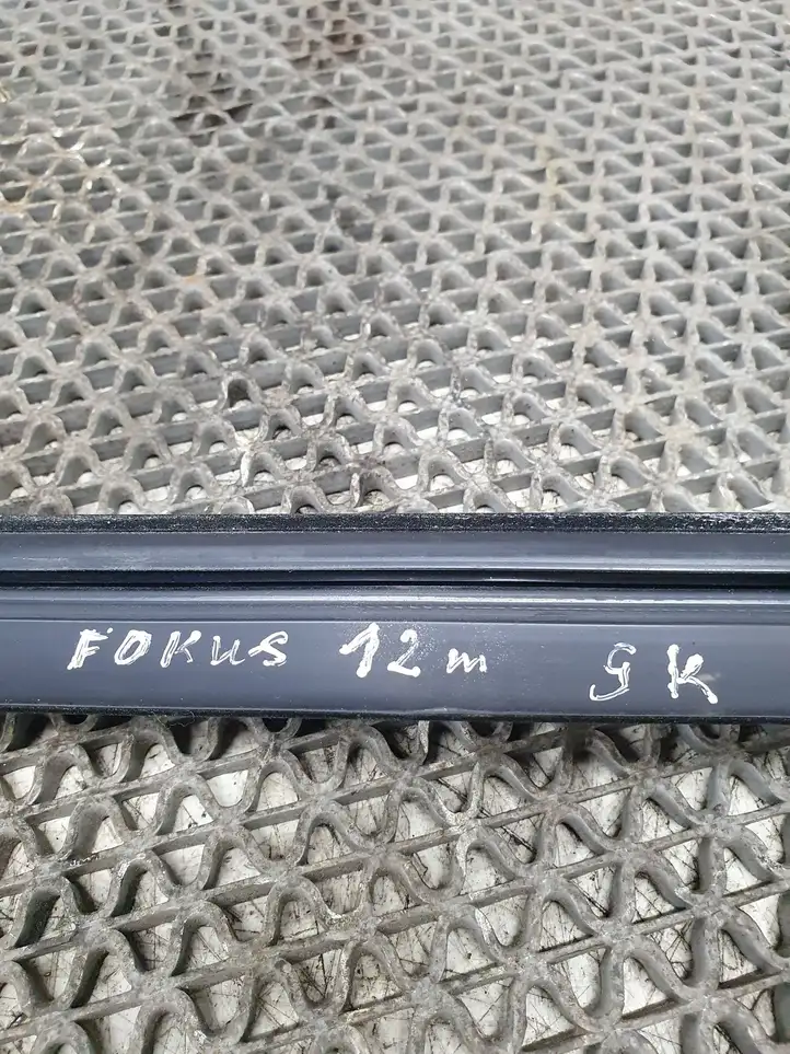 Ford Focus (2011 - 2015) BM51A254A41 Накладка стекла задней двери — фото 5