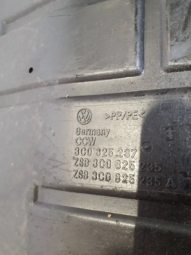 Volkswagen PASSAT B6 (2005 - 2010) 3C0825237 Защита двигателя — фото 2