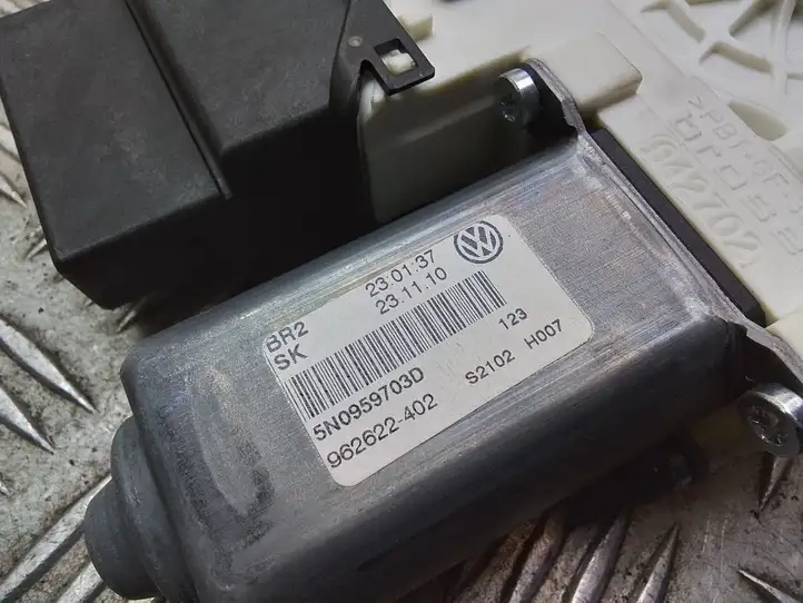 Volkswagen Tiguan (2007 - 2011) 5N0959703D Стеклоподъемник задней двери — фото 2