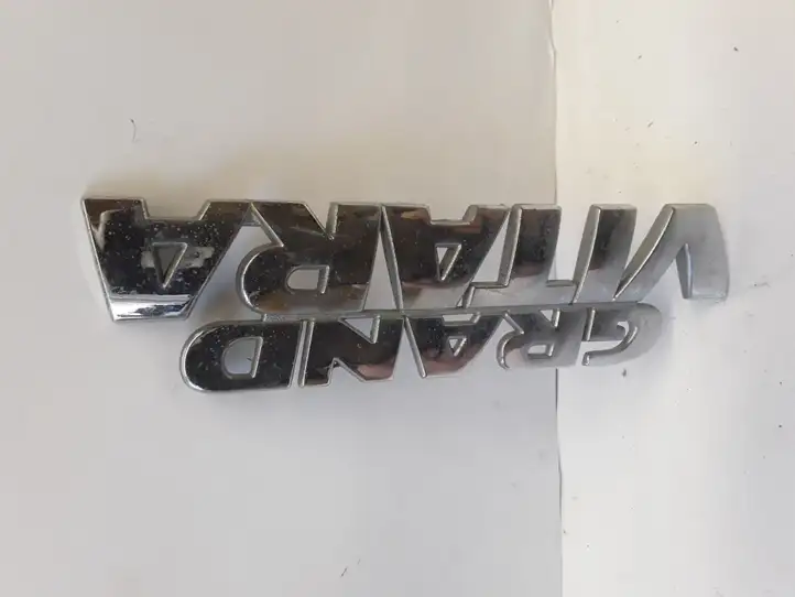 Suzuki Grand Vitara II (2005 - 2008) Эмблема производителя — фото 2
