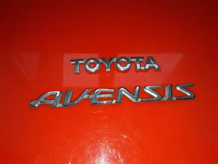 Toyota Avensis T250 (2006 - 2009) 2576 Эмблема производителя — фото 1