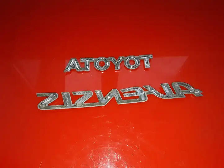 Toyota Avensis T250 (2006 - 2009) 2576 Эмблема производителя — фото 2