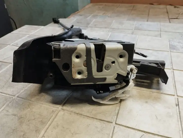 Ford Focus (2011 - 2015) BM5AA26413AE Замок задней двери — фото 6