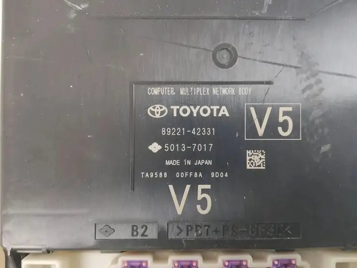 Toyota RAV 4 (XA50) (2018 - ) 8273042890A Блок предохранителей — фото 2