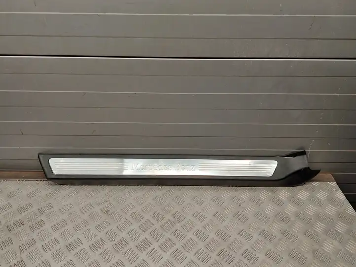 Mercedes-Benz E C207 W207 (2009 - 2017) A2076800235 Внутренняя отделка переднего порога — фото 1