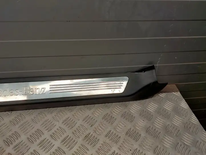 Mercedes-Benz E C207 W207 (2009 - 2017) A2076800235 Внутренняя отделка переднего порога — фото 2