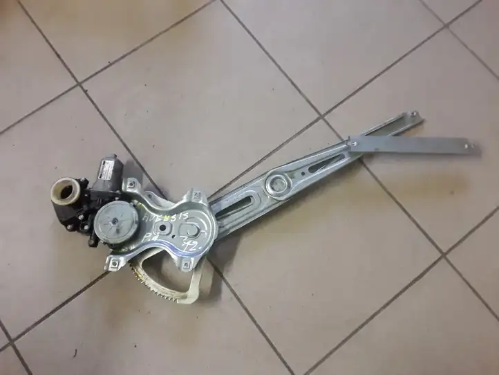 Toyota Avensis T270 (2009 - 2012) 8571005050C Механический стеклоподъемник передней двери — фото 2
