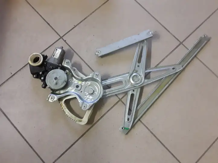 Toyota Avensis T270 (2009 - 2012) 8571005050C Механический стеклоподъемник передней двери — фото 4