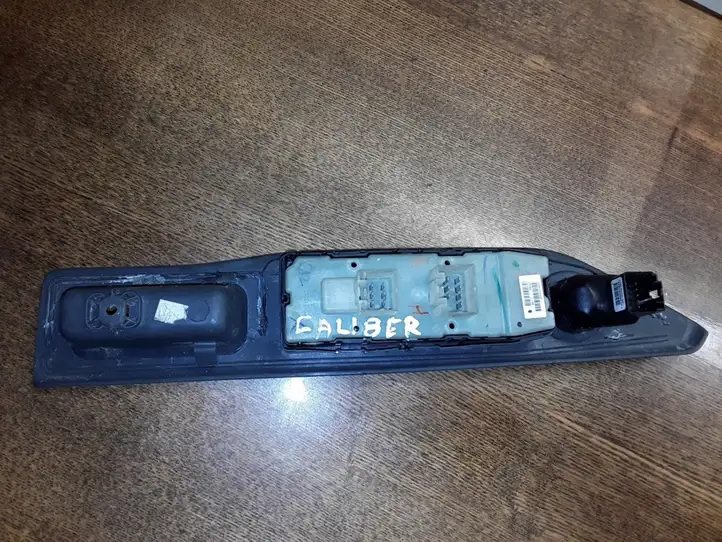 Chrysler 300 - 300C (2005 - 2011) 39754D Кнопка стеклоподъемников — фото 3