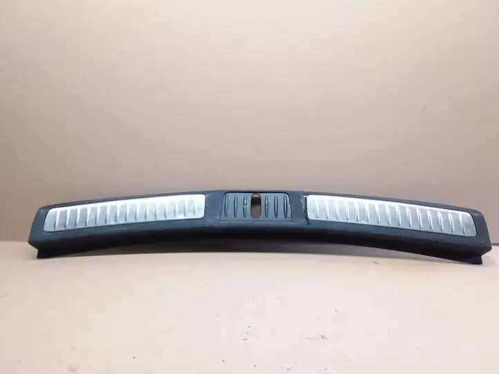 Toyota Avensis T270 (2009 - 2012) 5838705110 Отделка порога багажника — фото 1