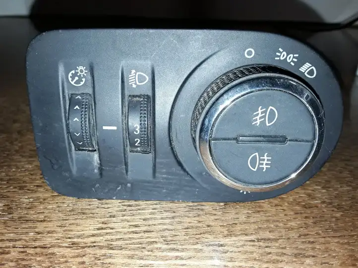 Opel Corsa D (2006 - 2010) 13310335 Включатель фонарей — фото 1
