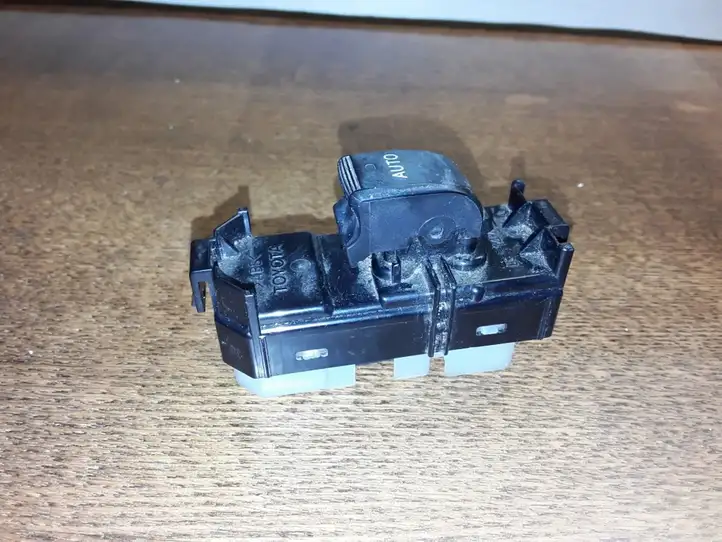 Toyota Avensis Verso (2004 - 2009) 8403044020 Блок кнопок стеклоподъемников — фото 2