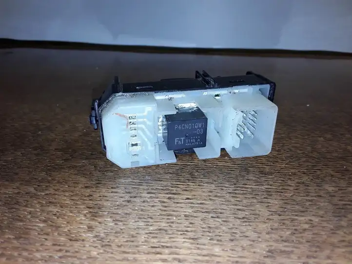 Toyota Avensis Verso (2004 - 2009) 8403044020 Блок кнопок стеклоподъемников — фото 3