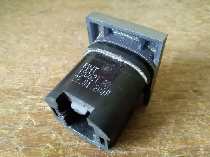 Ford Focus (2005 - 2008) 8V4T18C621AA Кнопка обогрева стекла — фото 3