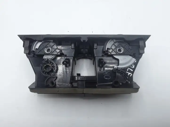 Volkswagen Golf VI (2009 - 2013) 5K0815735 Центральный воздушный дефлектор — фото 2