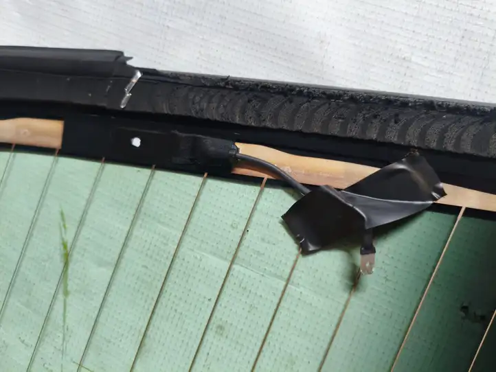 Tesla Model 3 (2017 - 2023) 164764500A Заднее стекло — фото 9