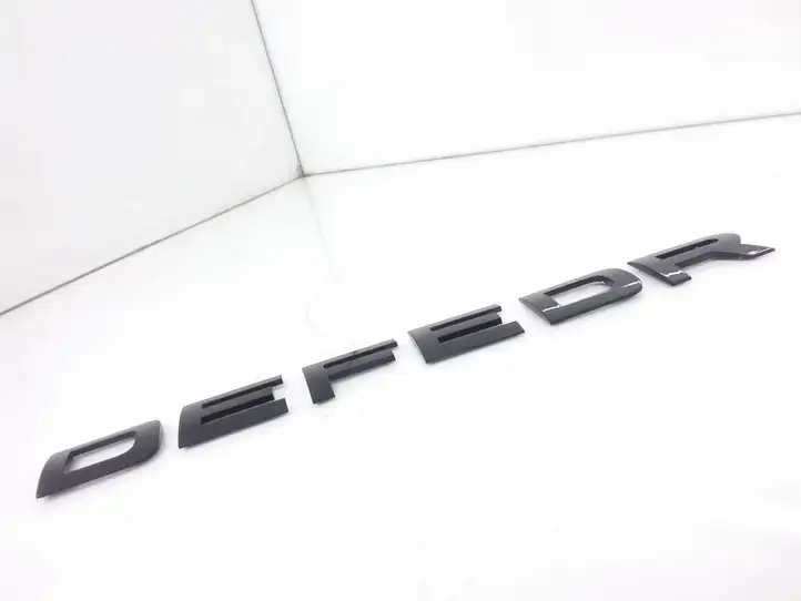 Land Rover Defender (2020 - ) Эмблема производителя — фото 2