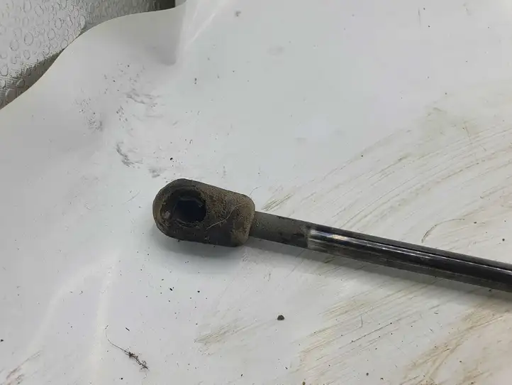 Toyota Corolla Verso E121 (2004 - 2007)   Амортизатор задней крышки