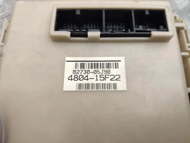 Toyota Avensis T270 (2012 - 2015) 8273005J90 Блок монтирования реле — фото 7