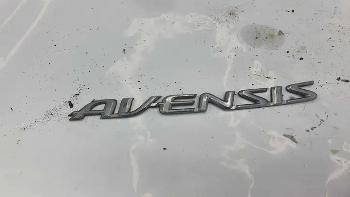 Toyota Avensis Verso (2001 - 2004) Эмблема производителя — фото 1