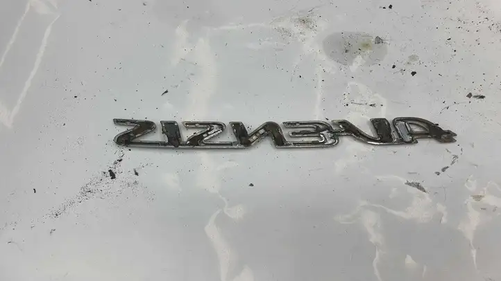 Toyota Avensis Verso (2001 - 2004) Эмблема производителя — фото 2