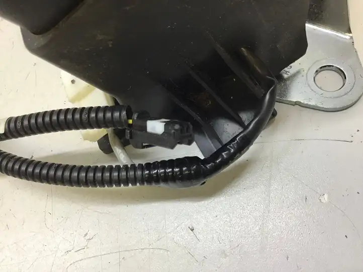 Toyota RAV 4 (XA50) (2018 - ) 81116 Замок заднего ремня — фото 4