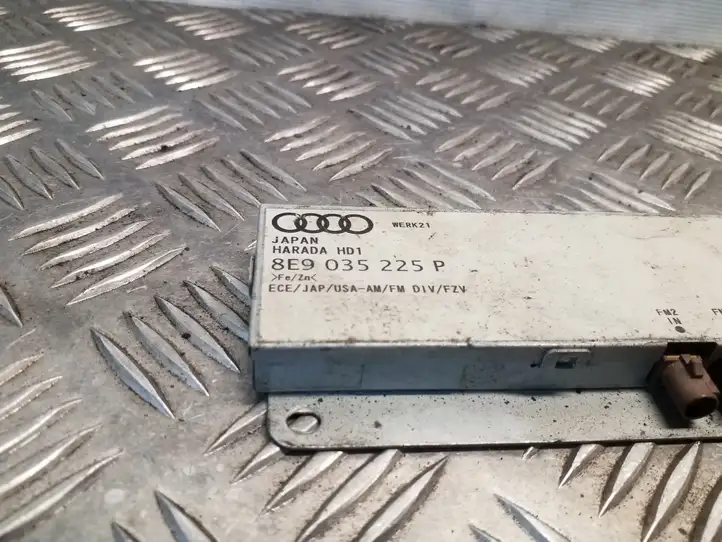 Audi A4 S4 B7 8E 8H (2004 - 2009) 8E9035225P Усилитель антенны — фото 3
