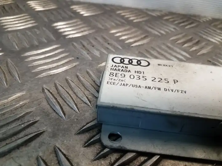 Audi A4 S4 B7 8E 8H (2004 - 2009) 8E9035225P Усилитель антенны — фото 3