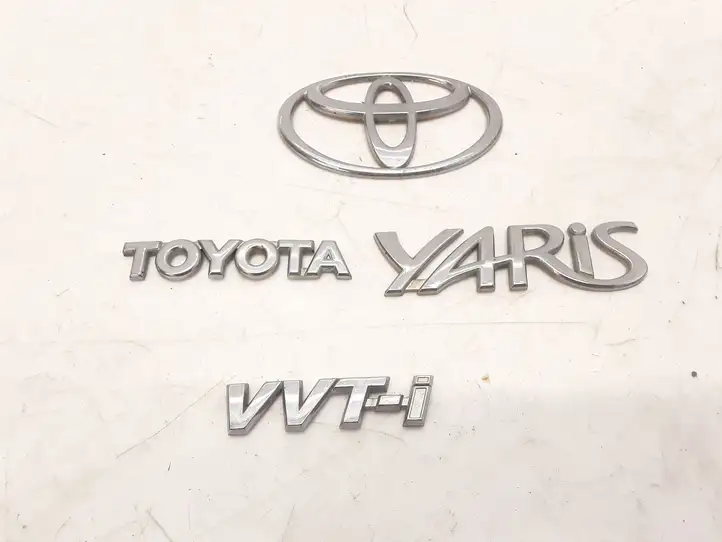 Toyota Yaris (2005 - 2009) Эмблема производителя — фото 1