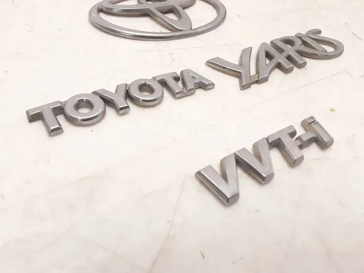 Toyota Yaris (2005 - 2009) Эмблема производителя — фото 2