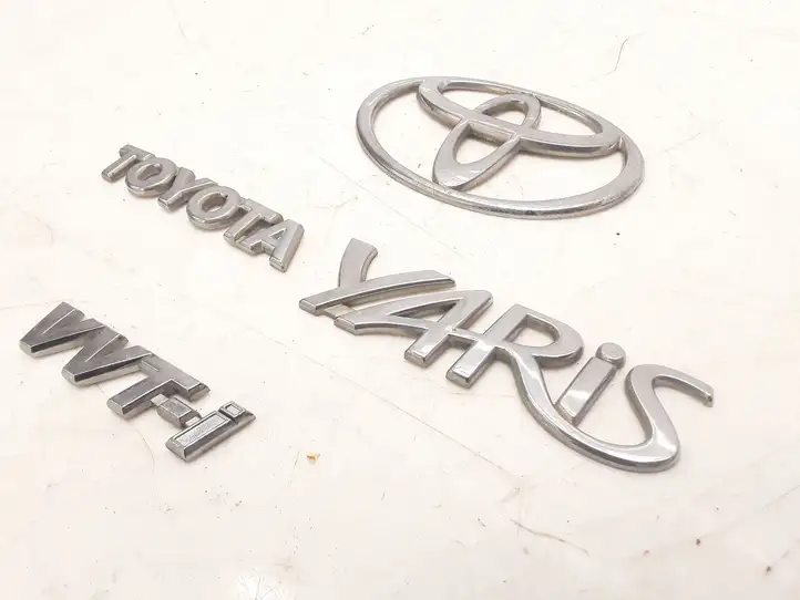 Toyota Yaris (2005 - 2009) Эмблема производителя — фото 3