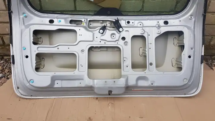 Kia Carnival (2006 - 2014) Крышка багажника — фото 3
